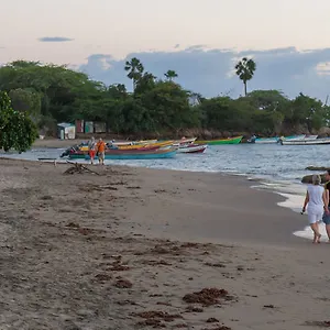 https://golden-sands-guest-house-south-coast.comcaribbean.com